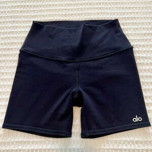 ALO Yoga 5” Airbrush High-Waist Biker Shorts in Black